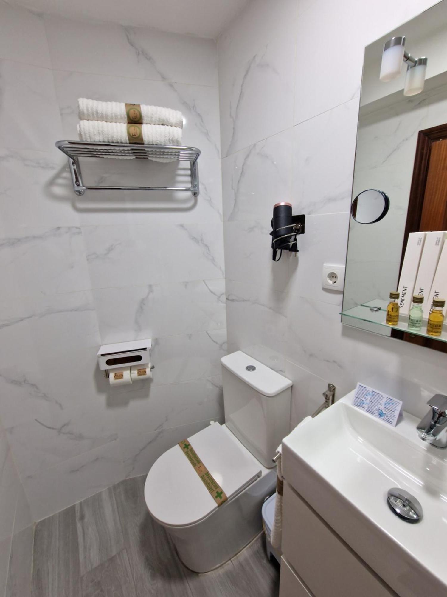 Hostal Fidalgo Oviedo Esterno foto