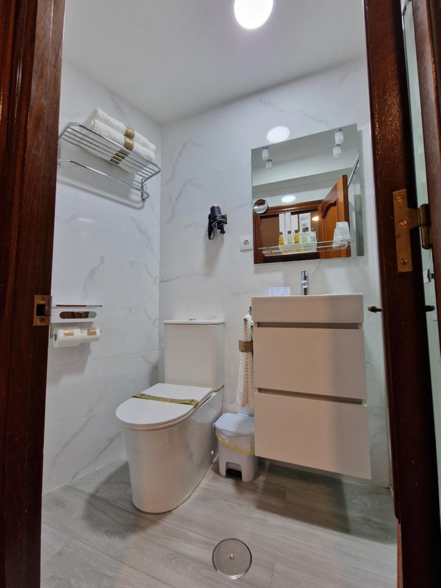 Hostal Fidalgo Oviedo Esterno foto